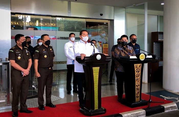 Menteri Badan Usaha Milik Negara (BUMN) Erick Thohir bersama Jaksa Agung ST Burhanuddin melambaikan tangan saat bertemu di Gedung Kartika Adhyaksa.