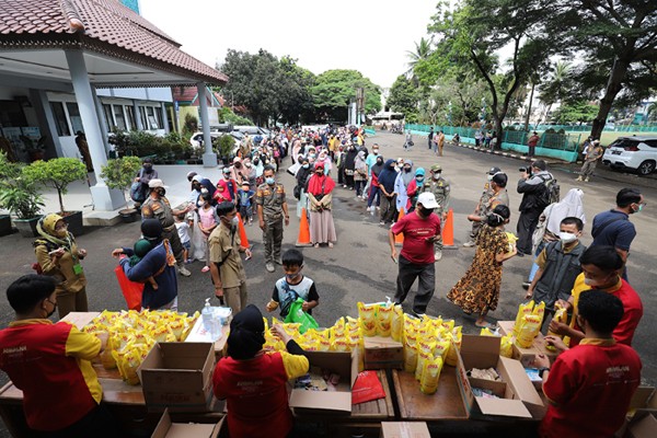 Sejumlah warga antre membeli minyak goreng kemasan saat operasi pasar minyak goreng murah di Halaman Kantor Kecamatan Pamulang, Tangerang Selatan.