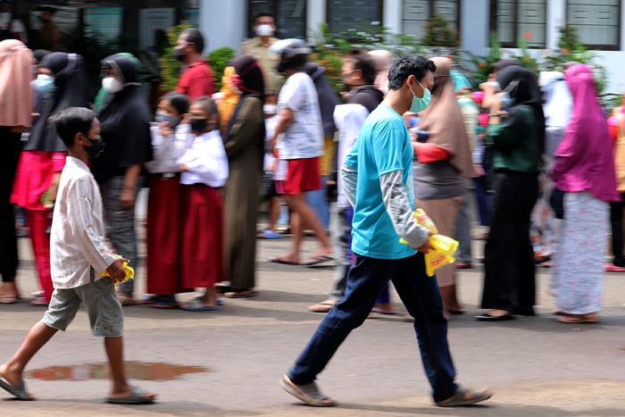 Sejumlah warga antre membeli minyak goreng kemasan saat operasi pasar minyak goreng murah di Halaman Kantor Kecamatan Pamulang, Tangerang Selatan.