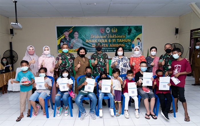 Pangdam XVI/ Pattimura Mayjen TNI Richard Tampubolon terjun langsung untuk mengecek pelaksanaan vaksinasi Covid-19 untuk anak usia 6 - 11 tahun.