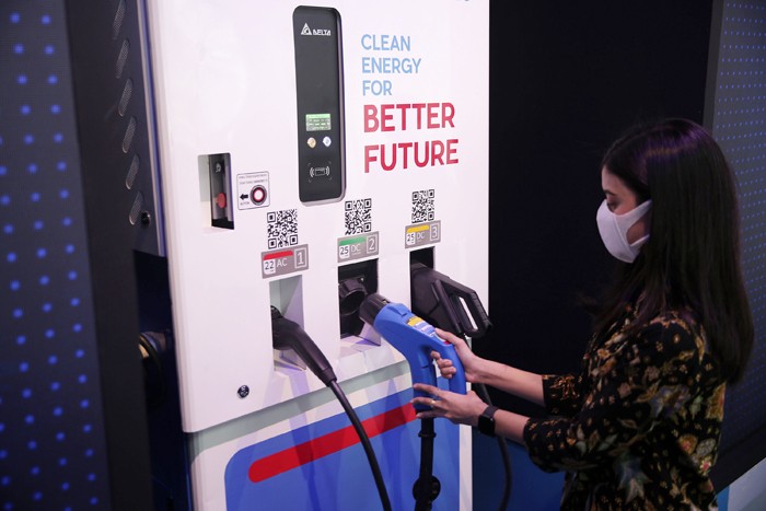 Peresmian pengoperasian Stasiun Pengisian Kendaraan Listrik Umum (SPKLU) Plaza Mandiri di Jakarta, Senin (10/1/2022).