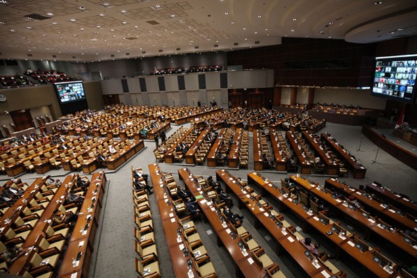 Ketua DPR Puan Maharani menyampaikan pidatonya pada Rapat Paripurna ke-12 DPR RI Masa Persidangan III Tahun Sidang 2021-2022 di Kompleks Parlemen.