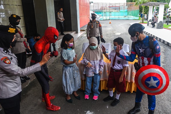 Dua tokoh superhero Spider Man dan Captain America hadir menemani anak anak yang mengikuti vaksin Covid-19.