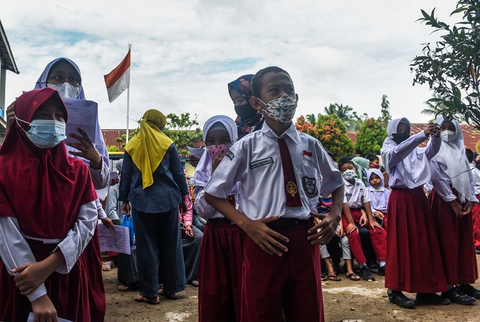 Anak-anak kelas 1 hingga kelas 6 SDN 48 Jalan Urip Sumoharjo, Kelurahan 2 Ilir, Kecamatan Ilir Timur II, Palembang mengikuti vaksinasi Covid-19.