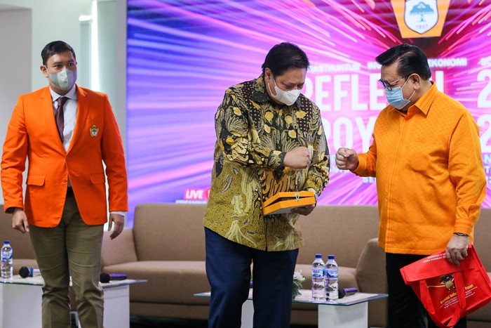 Ketua Umum Partai Golkar Airlangga Hartarto memberikan sambutan dalam acara diskusi publik bertajuk refleksi 2021 dan proyeksi 2022 di Jakarta.
