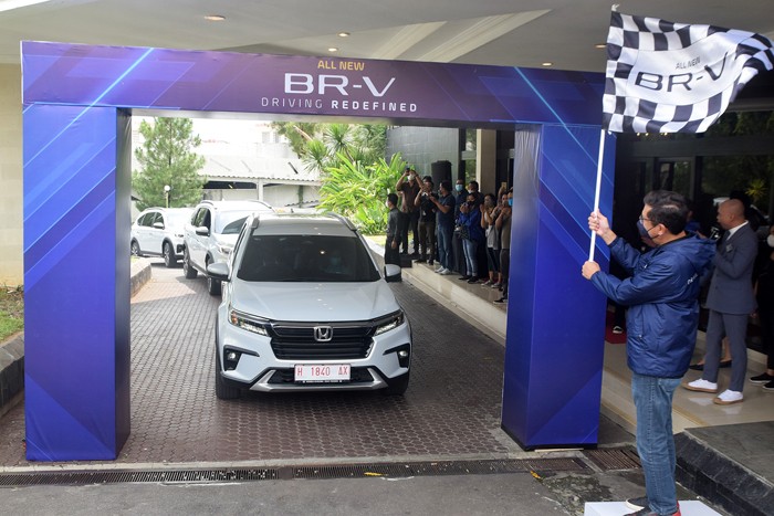 Sales & After Sales Director Honda Semarang Center Sumantri mengibarkan bendera menandai penyerahan perdana secara simbolis 25 All New Honda BR-V.