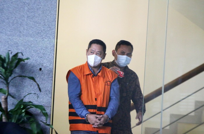 Tersangka swasta (Pengusaha) Lai Bui Min, mengunakan baju tahanan KPK usai menjalani pemeriksaan di Gedung Merah Putih KPK, Jakarta, Rabu (12/1/2022).