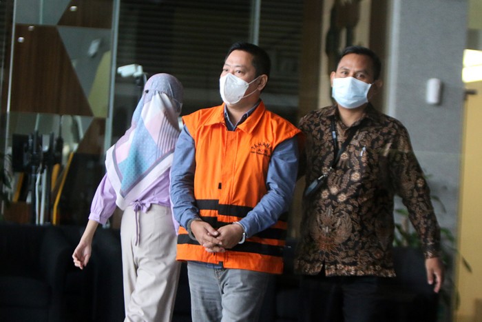 Tersangka swasta (Pengusaha) Lai Bui Min, mengunakan baju tahanan KPK usai menjalani pemeriksaan di Gedung Merah Putih KPK, Jakarta, Rabu (12/1/2022).