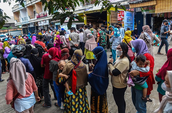 Warga sejak pagi mendatangi lokasi operasi pasar murah minyak goreng di halaman Pasar Tradisional Alang Alang Lebar, Palembang, Rabu (12//1/2022).