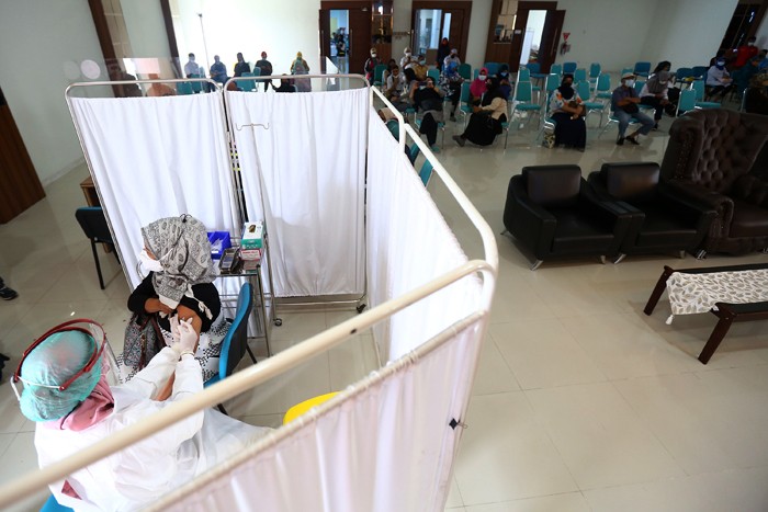 Tenaga kesehatan menyuntikan vaksinasi lanjutan (booster) Covid-19 untuk lansia di RSUD Tangerang Selatan, Pamulang, Tangerang Selatan.