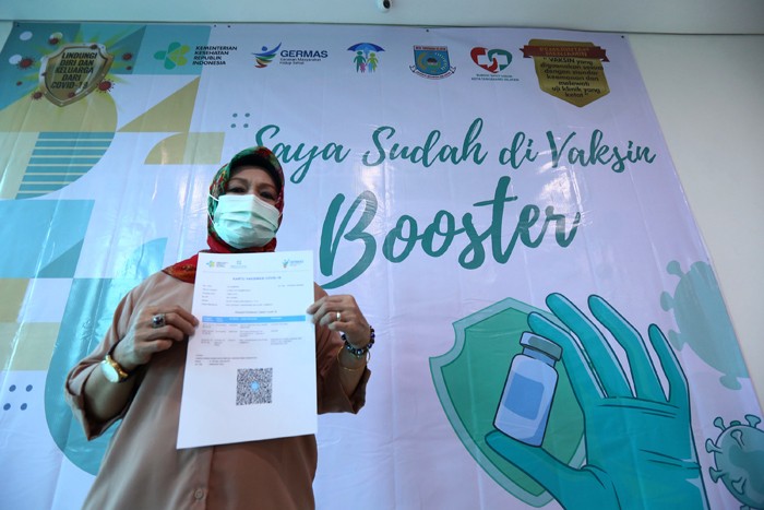 Tenaga kesehatan menyuntikan vaksinasi lanjutan (booster) Covid-19 untuk lansia di RSUD Tangerang Selatan, Pamulang, Tangerang Selatan.