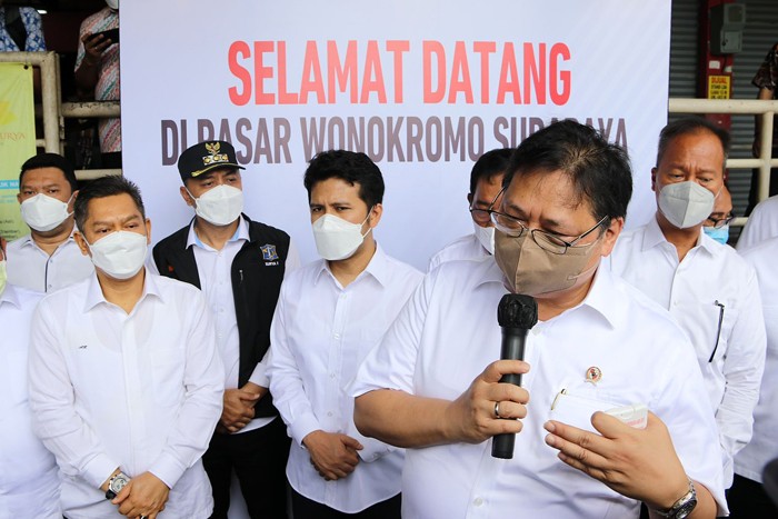 Menteri Koordinator Bidang Perekonomian, Airlangga Hartarto memantau harga minyak goreng di Pasar Wonokromo, Surabaya.
