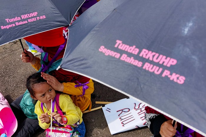 Sejumlah massa aksi yang tergabung dalam Jaringan Pembela Hak Perempuan Korban Kekerasan Seksual melakukan unjuk rasa di depan Gedung DPR.