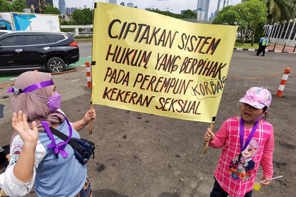 Sejumlah massa aksi yang tergabung dalam Jaringan Pembela Hak Perempuan Korban Kekerasan Seksual melakukan unjuk rasa di depan Gedung DPR.