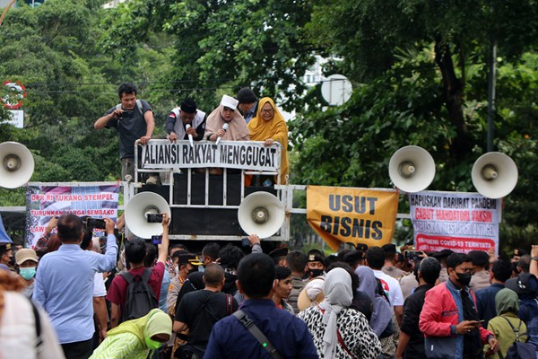 Massa dari Aliansi Rakyat Menggugat berunjuk rasa di Jakarta, Kamis (13/1/2022).