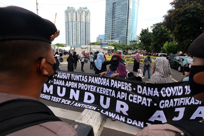 Massa dari Aliansi Rakyat Menggugat berunjuk rasa di Jakarta, Kamis (13/1/2022).