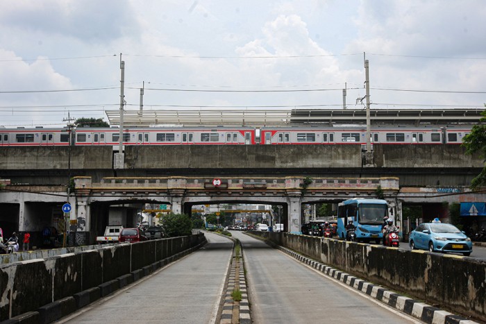 Warga berjalan diatas jembatan kereta api di kawasan Matraman, Jakarta Timur, Kamis (13/1/2022).