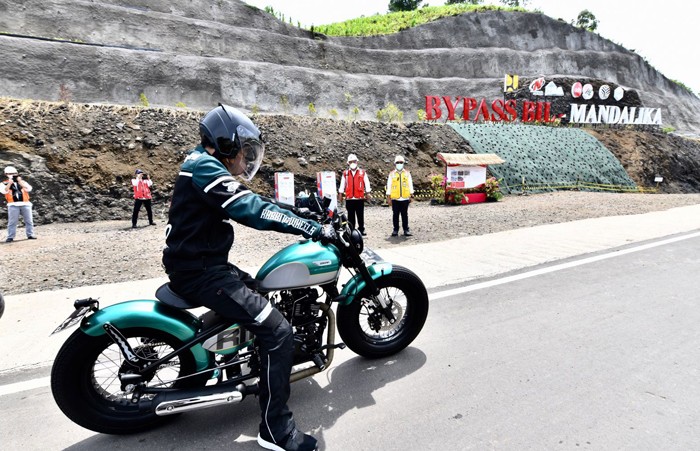 Presiden Joko Widodo mengendarai sepeda motor custom Kawasaki W175 bergaya chopper bobber tiba di Pertamina Mandalika International Street Circuit.