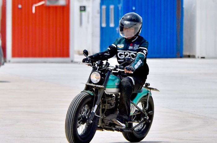 Presiden Joko Widodo mengendarai sepeda motor custom Kawasaki W175 bergaya chopper bobber tiba di Pertamina Mandalika International Street Circuit.