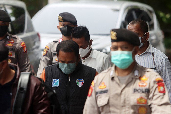 Sejumalah orang yang terjaring Operasi Tangkap Tangan (OTT) oleh KPK tiba di Gedung Merah Putih KPK, Jakarta, Kamis (13/1/2022).
