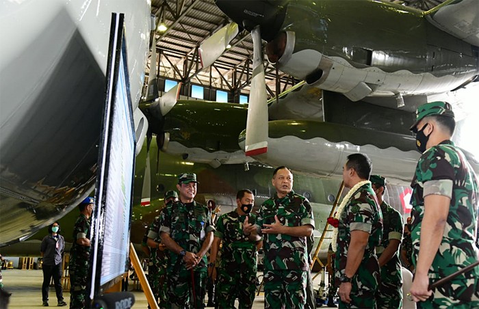 Kasau Marsekal TNI Fadjar Prasetyo mendampingi kunjungan Panglima TNI Jenderal TNI Andika Perkasa, meninjau kesiapan operasional skadron move.