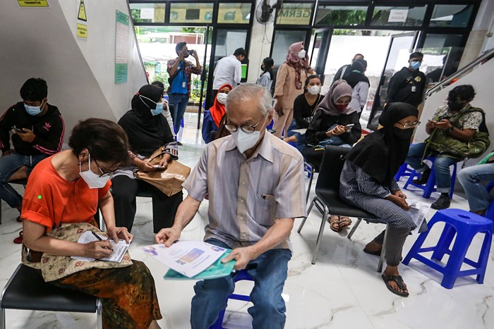 Puskesmas Kecamatan Cilandak turut menjalankan proses vaksinasi booster serentak yang diprioritaskan bagi lansia, di Jakarta, Rabu (12/1/2022).