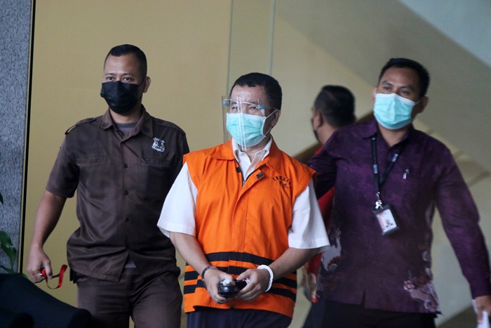 Tersangka Fungsional Pemeriksa Pajak pada Kantor Wilayah Direktorat Jenderal Pakak Jawa Barat II Alfred Simanjuntak usai menjalani pemeriksaan lanjutan.