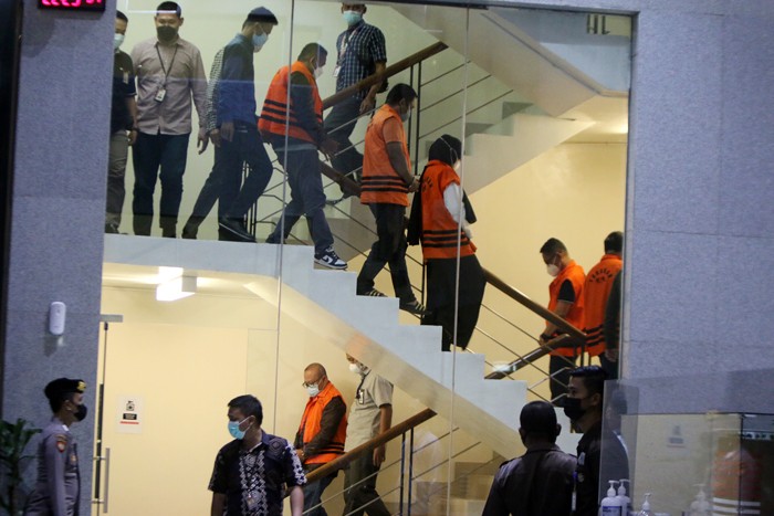 Bupati Penajam Paser Utara, Kalimantan Timur Abdul Gafur Mas'ud bersama ASN dan pihak swasta, ditahan usai di periksa dan ditetapkan sebagai tersangka.
