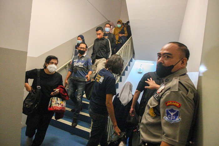 Sejumlah karyawan berhamburan keluar gedung saat terjadi gempa di Jakarta, Jumat (14/1/2022).