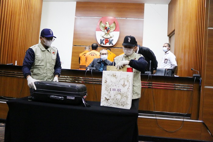 Penyidik KPK menunjukan barang bukti uang hasil operasi tangkap tangan Bupati Penajam Paser Utara, Kalimantan Timur.