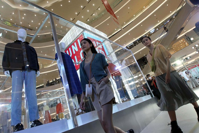 Model memperagakan busana Spring/Summer 2022 dalam gelaran bertajuk 