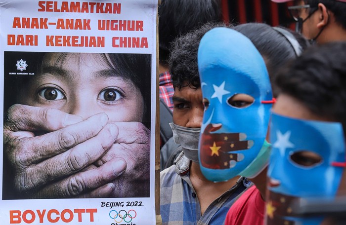 Sejumlah massa aksi yang tergabung dalam Aliansi Mahasiswa Islam (AMI) menggelar aksi didepan Kedutaan Besar China, Jakarta Selatan, Jumat (14/1/2022).