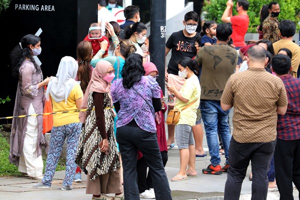 Sejumlah karyawan dan penghuni apartemen berhamburan keluar gedung saat terjadi gempa di kawasan Jakarta, Jumat (14/1/2022).