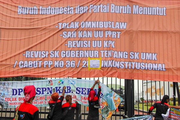 Ribuan buruh melakukan aksi unjuk rasa di depan gedung Dewan Perwakilan Rakyat (DPR) RI, Jakarta, Jumat (14/1/2022).