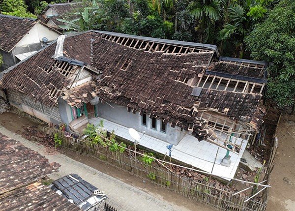 Sebanyak 1.378 unit rumah terdampak pascabencana gempabumi M 6,6 yang terjadi di Kabupaten Pandeglang, Banten, Jumat (14/1).