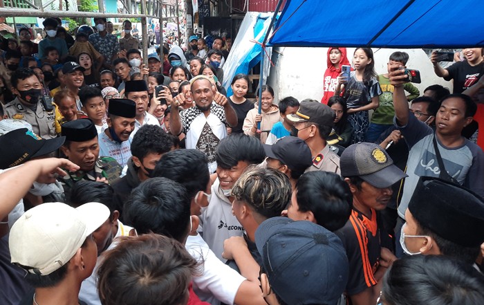 Pihak keamanan dari TNI-Polri bersama pihak pemerintah setempat melakukan pertemuan warga dengan mendamaikan dua kubu yang kerap terlibat tawuran.