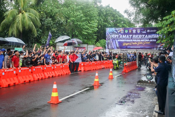 treet Race Polda Metro Jaya di Jalan Inspeksi Kali Ancol, Jakarta Utara, Minggu (16/1/2022).