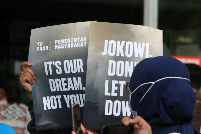 Aksi teatrikal usai melakukan pendaftaran Kontra Memori Banding atas kasus Pencemaran Udara di Jakarta, Senin (17/1/2022).