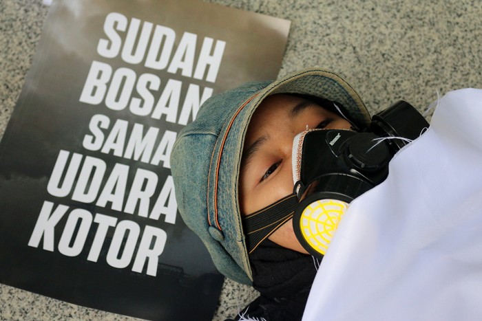 Aksi teatrikal usai melakukan pendaftaran Kontra Memori Banding atas kasus Pencemaran Udara di Jakarta, Senin (17/1/2022).