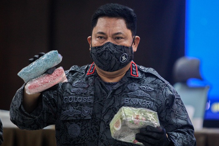 Kepala Badan Narkotika Nasional Petrus Reinhard Golose (tengah) saat menunjukan barang bukti narkoba jenis sabu di Kantor BNN, Jakarta, Senin (17/1/2022).