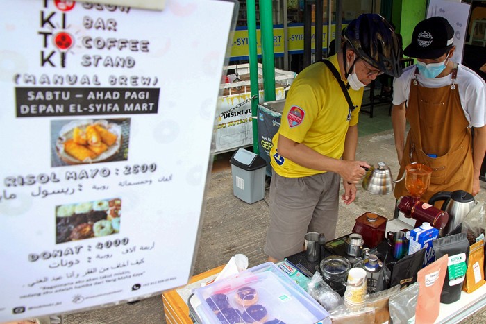 Barista membimbing pembeli yang ingin meramu sendiri kopi pada program Terjun Langsung di kedai Toki-Toki Slow Bar Coffee Stand.