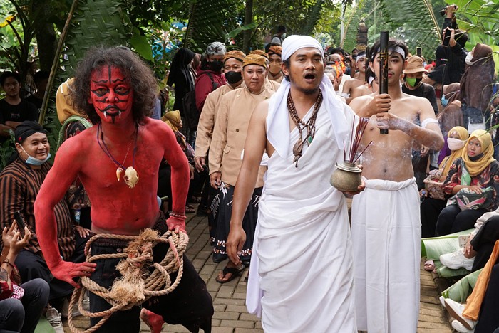 Ratusan warga ikut menyemarakkan Tradisi Nyadran Kali di Desa Kandri, Kecamatan Gunungpati, Kota Semarang, Jawa Tengah, Minggu (16/1/2022).
