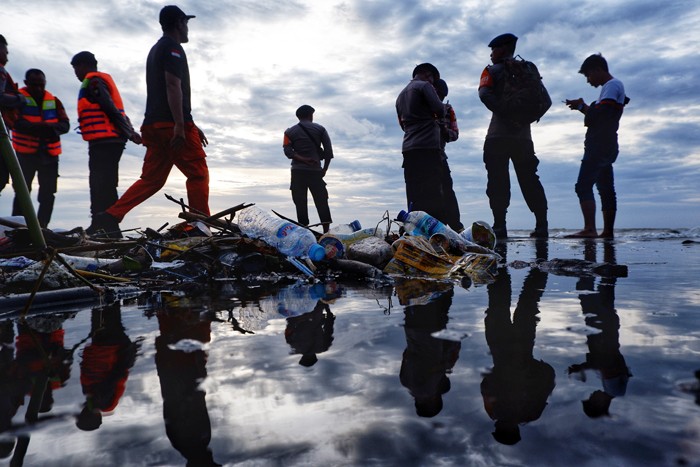 Tim SAR melakukan pencarian korban tenggelam di Pantai Anging Mamiri, Kelurahan Tanjung Bayang, Kecamatan Tallo, Kota Makassar, Minggu (16/1/2022).