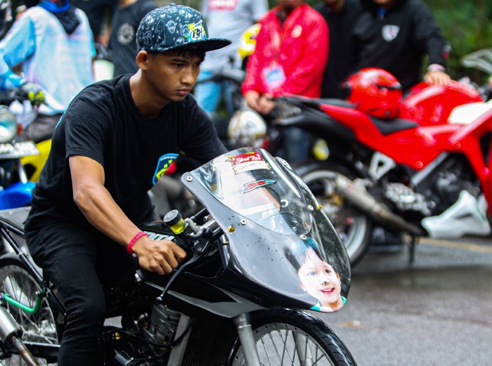 Aksi para pembalap liar saat beradu cepat di ajang Street Race Polda Metro Jaya di Jalan Inspeksi Kali Ancol, Jakarta Utara, Minggu (16/1/2022).