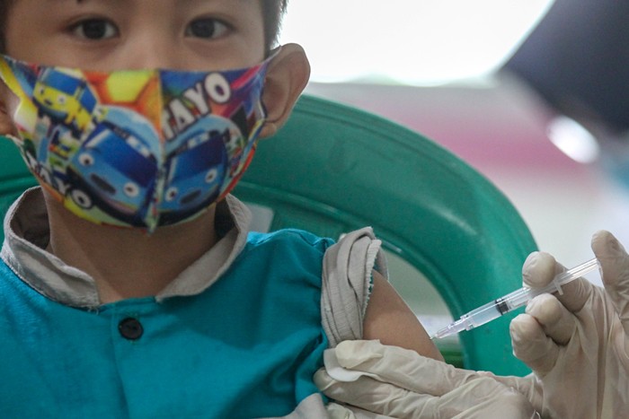 Anak-anak usia 6 hingga 11 tahun saat mengikuti vaksinasi covid-19 di Kembangan, Jakarta Barat, Minggu (16/1/2022).