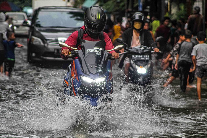 Suasana kawasan terdampak banjir akibat curah hujan tinggi di Ancol, Pademangan, Jakarta Utara, Selasa (18/1/2022).