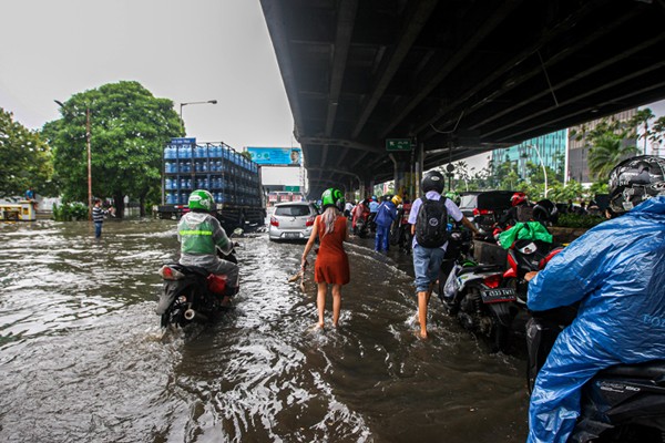 Sejumlah kendaraan terjebak banjir di Jalan Jenderal Ahmad Yani, Cempaka Putih, Jakarta Pusat, Selasa (18/1/2022).