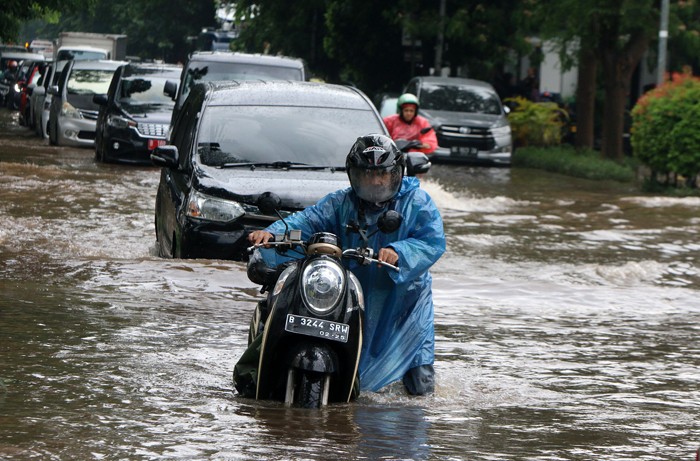 Banjir setinggi lutut orang dewasa menggenangi sepanjang jalan Bungur Besar Raya Jakarta Pusat, Selasa (18/1/2022).