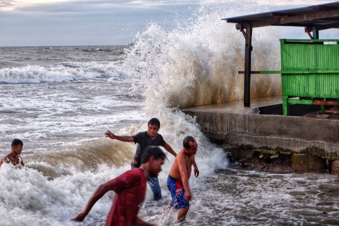 Ombak menghantam pesisir Pantai Angin Mamiri, Tanjung Bunga, Makassar, Senin (17/1/2022).
