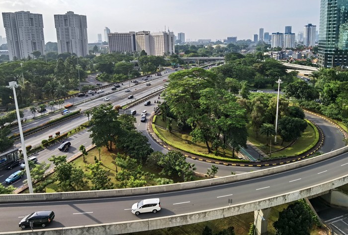 Gedung-gedung kawasan pusat kota dari ketinggian di Jakarta Selatan, Senin (17/1/2022).